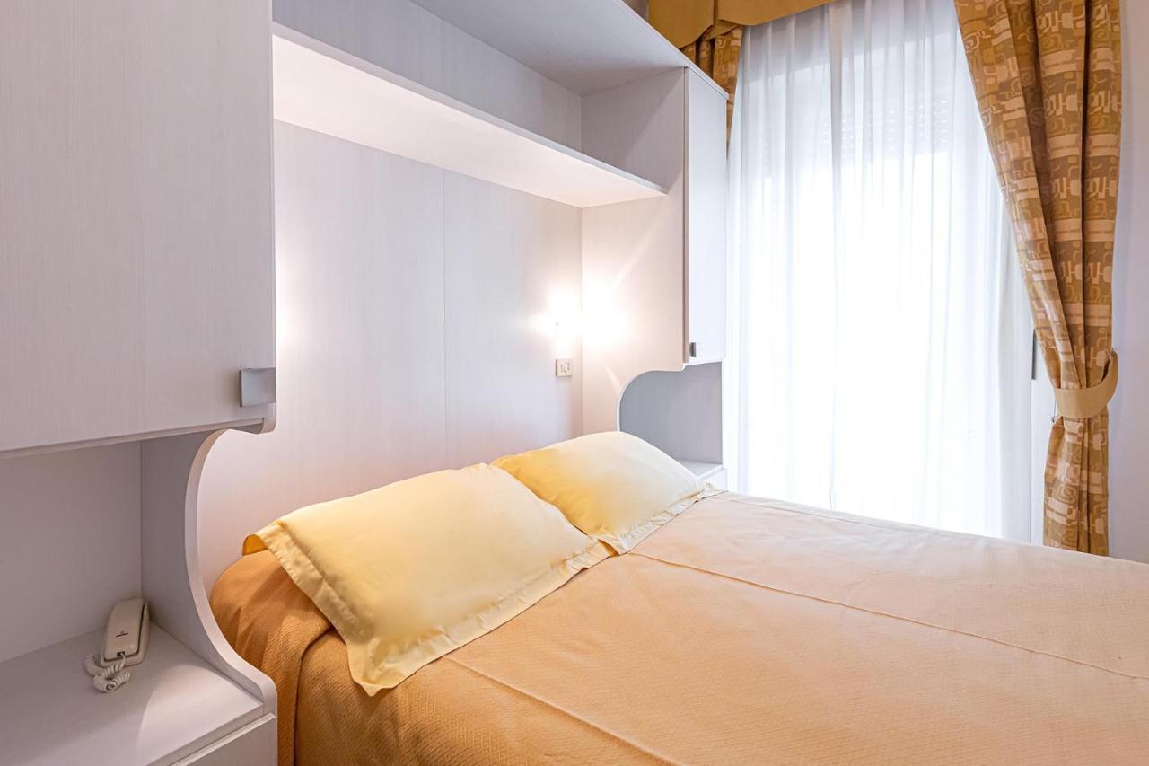 Hotel Corinna Rimini Kültér fotó