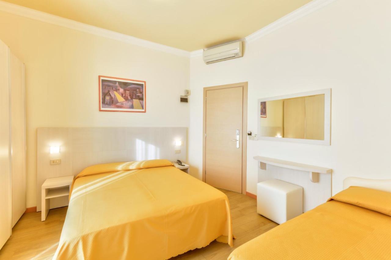 Hotel Corinna Rimini Kültér fotó