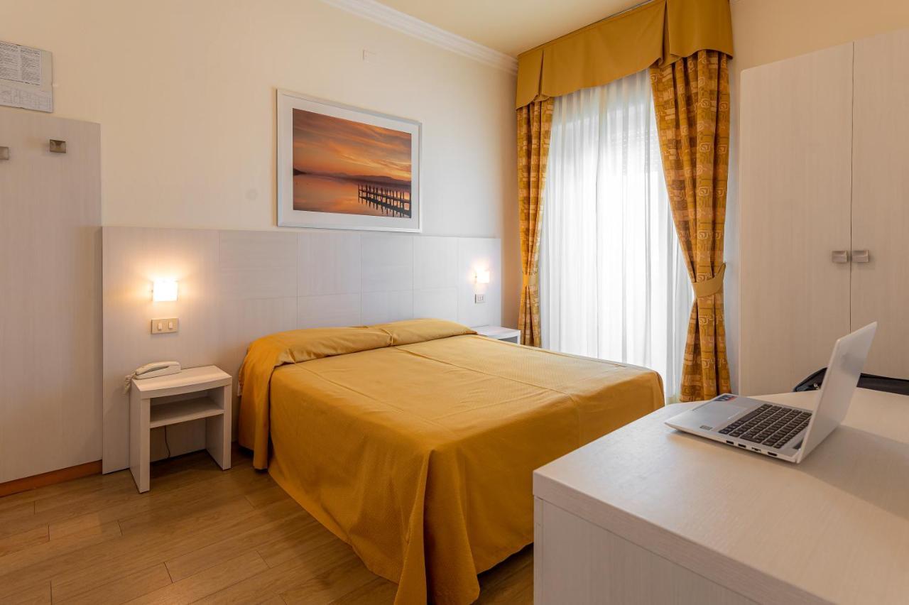 Hotel Corinna Rimini Kültér fotó