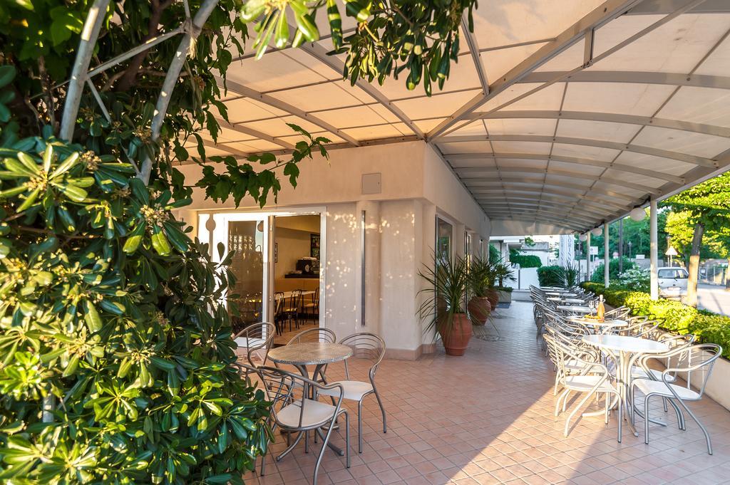 Hotel Corinna Rimini Kültér fotó