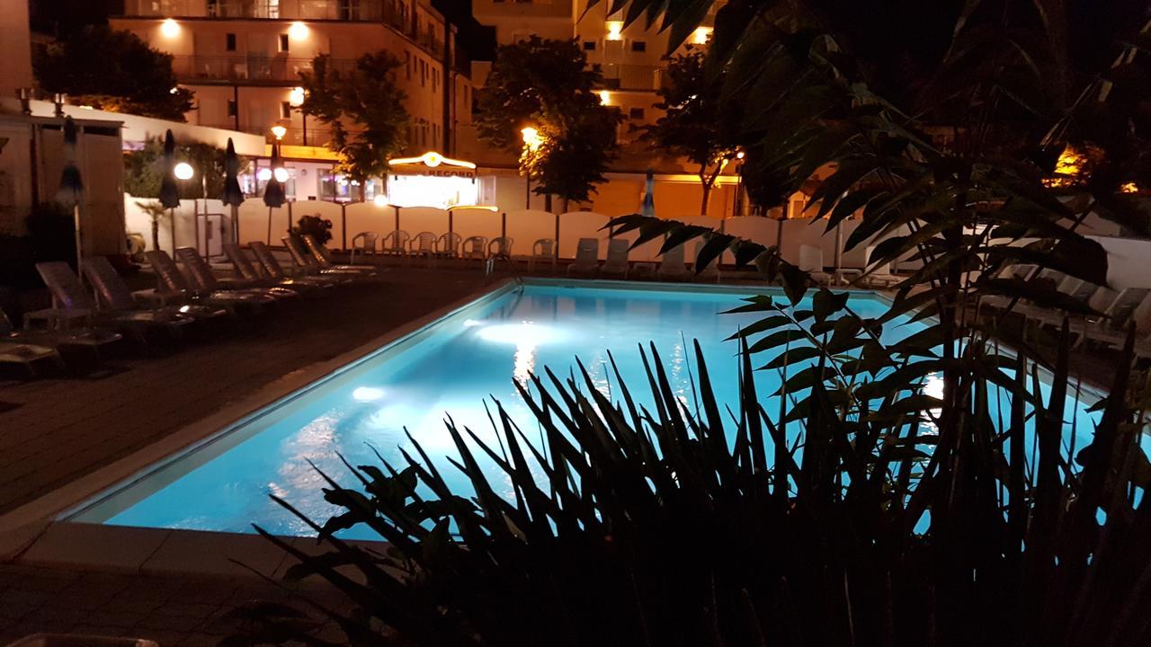 Hotel Corinna Rimini Kültér fotó